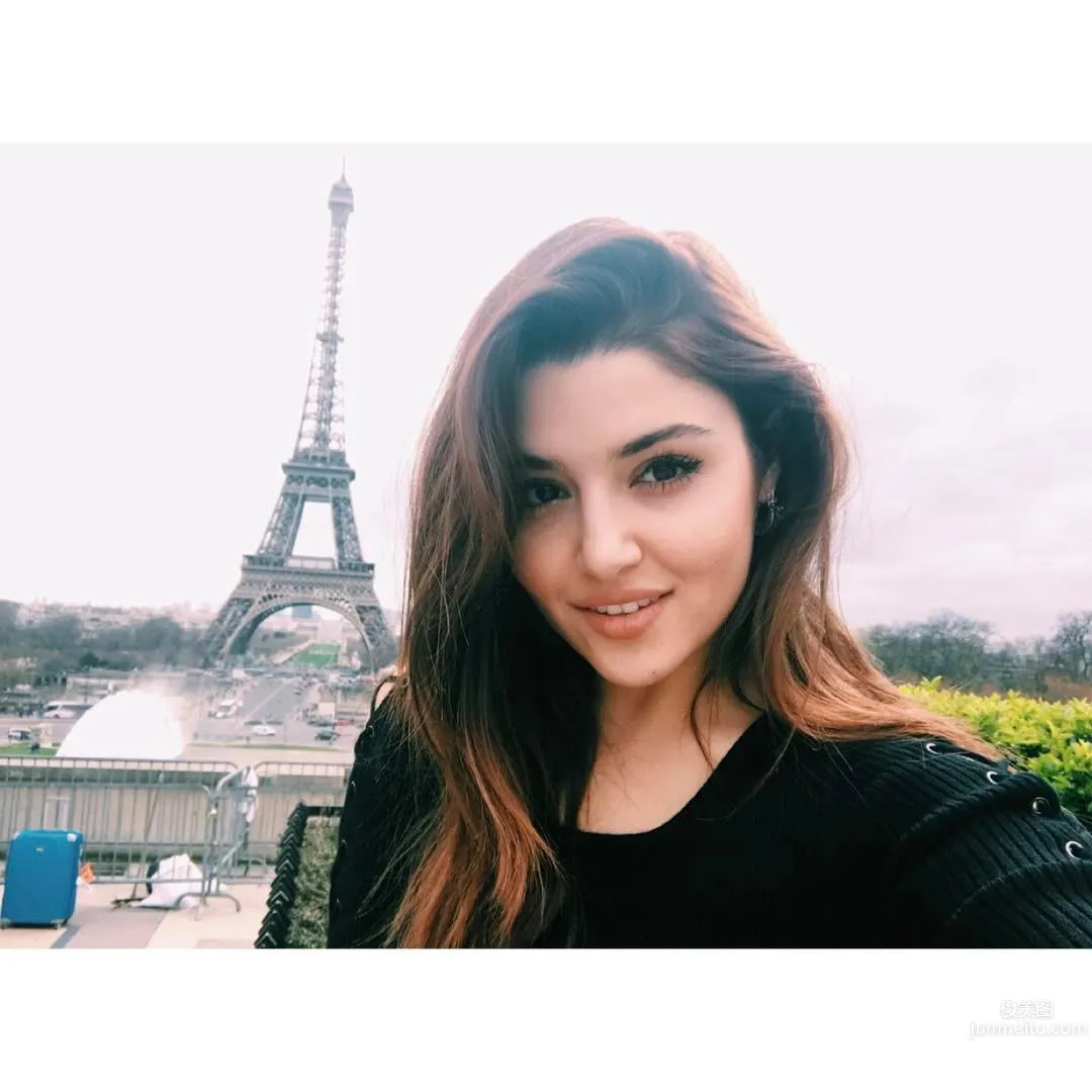 Hande Ercel: Photo Set 2024 photo 5