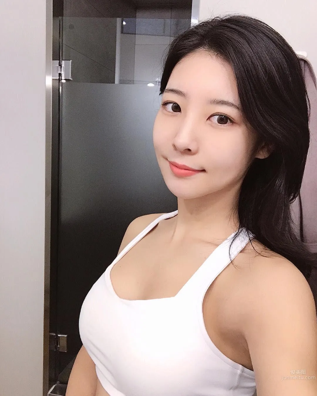 The Super Perfect Flower Arrangement Teacher Has Such a Great Figure! Showing Off a Bikini at the Beach Excites Netizens photo 50