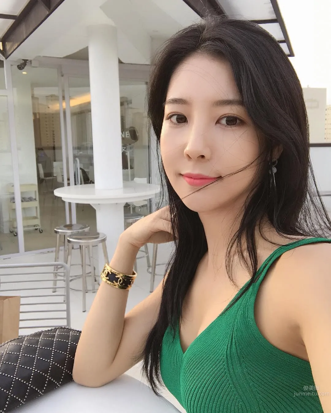 The Super Perfect Flower Arrangement Teacher Has Such a Great Figure! Showing Off a Bikini at the Beach Excites Netizens photo 16