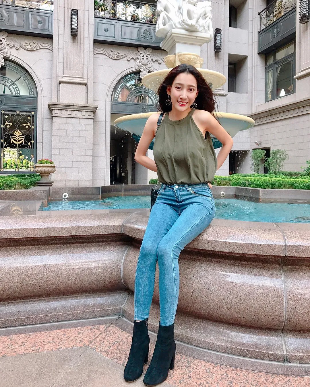 Taiwan Elegant Flight Attendant Zheng Shixuan, Sweet Smile and Big Bust and Long Legs photo 20