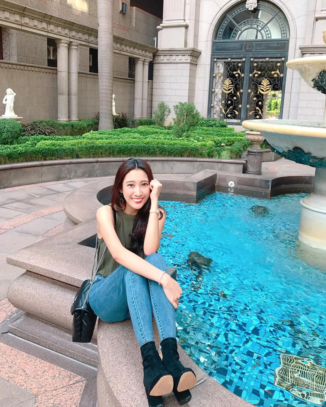 Taiwan Elegant Flight Attendant Zheng Shixuan, Sweet Smile and Big Bust and Long Legs photo 21