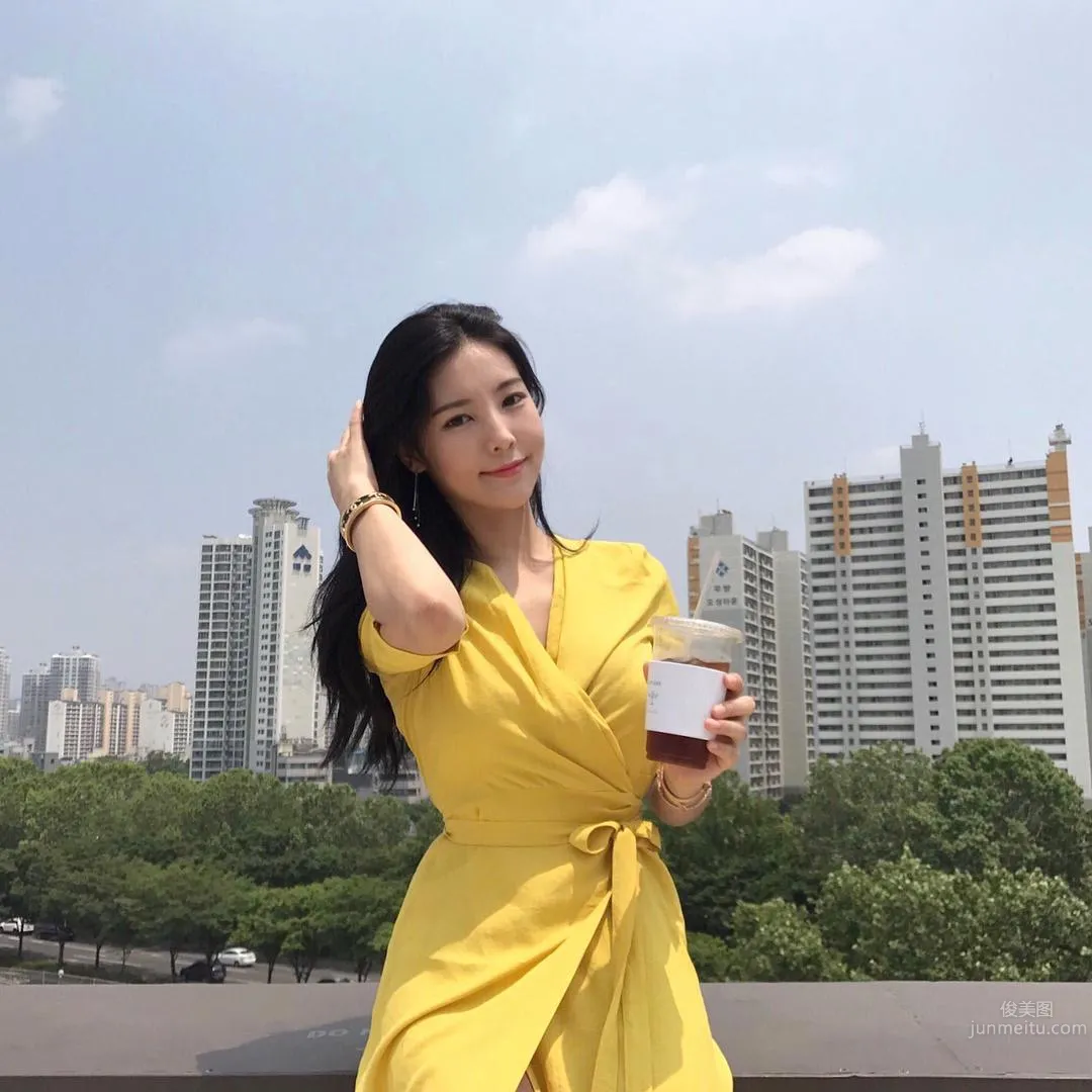 The Super Perfect Flower Arrangement Teacher Has Such a Great Figure! Showing Off a Bikini at the Beach Excites Netizens photo 15