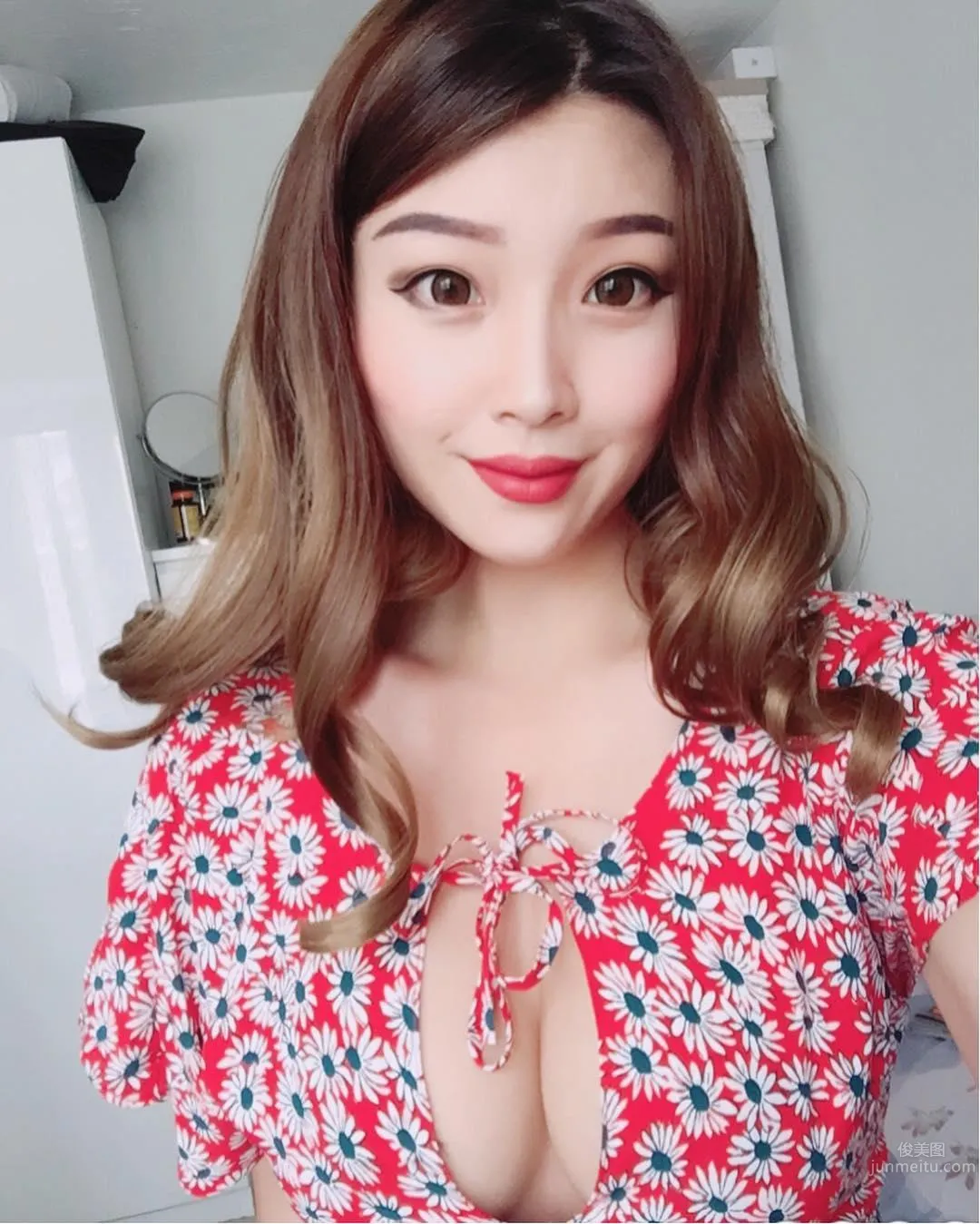 Visual Feast! Street Capture of a Fair and Tender Beauty, Top-Notch Cleavage and a Great Figure photo 39