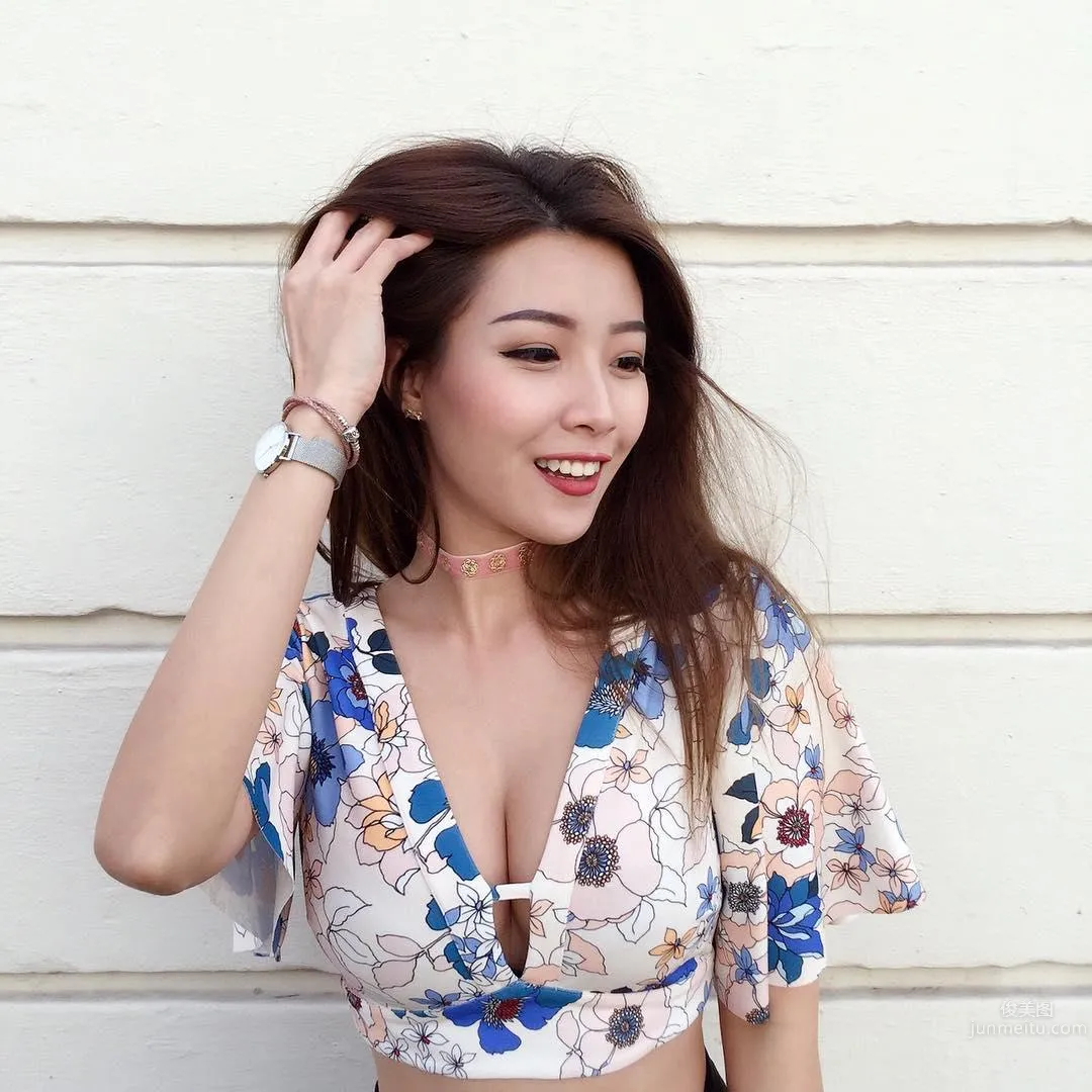 Visual Feast! Street Capture of a Fair and Tender Beauty, Top-Notch Cleavage and a Great Figure photo 30