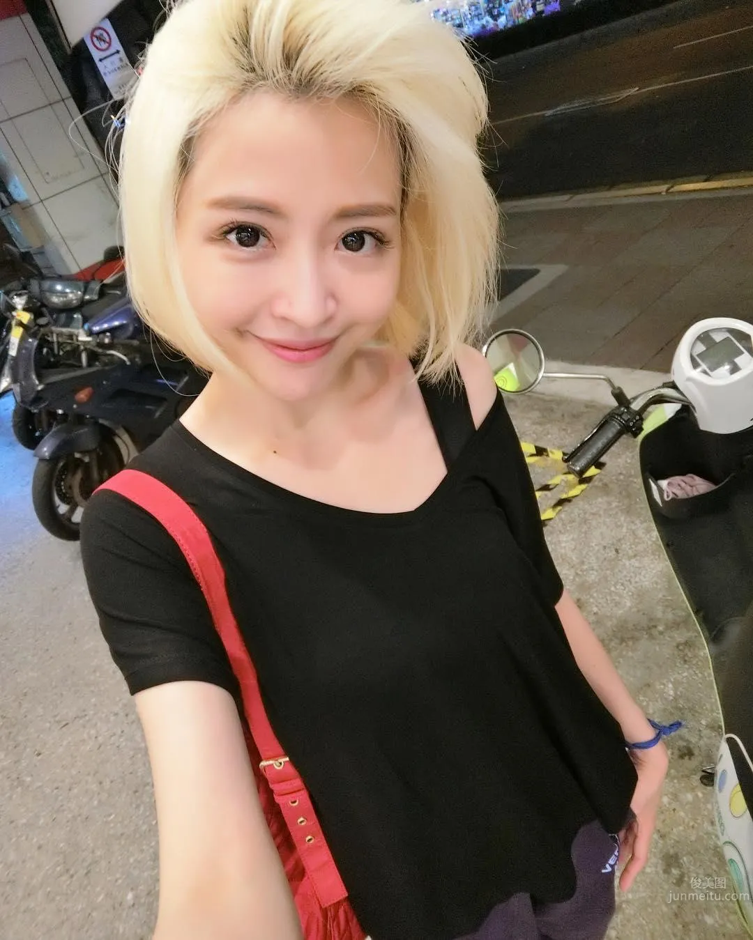 Lucy倪千淩- 氣質正妹各種套裝好銷魂 3