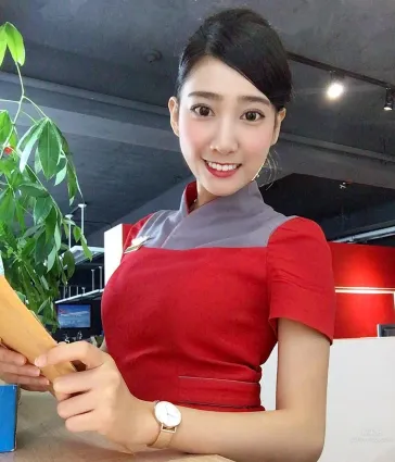 台灣氣質空姐鄭詩璇 笑容甜美又胸大腿長