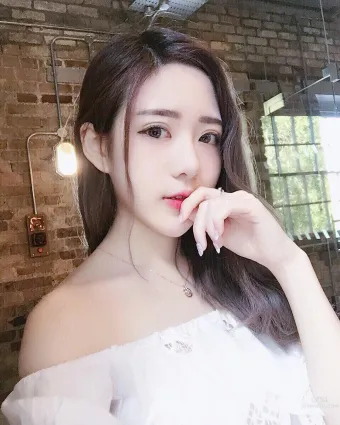 台灣正妹石潔心 超吸睛的事業線