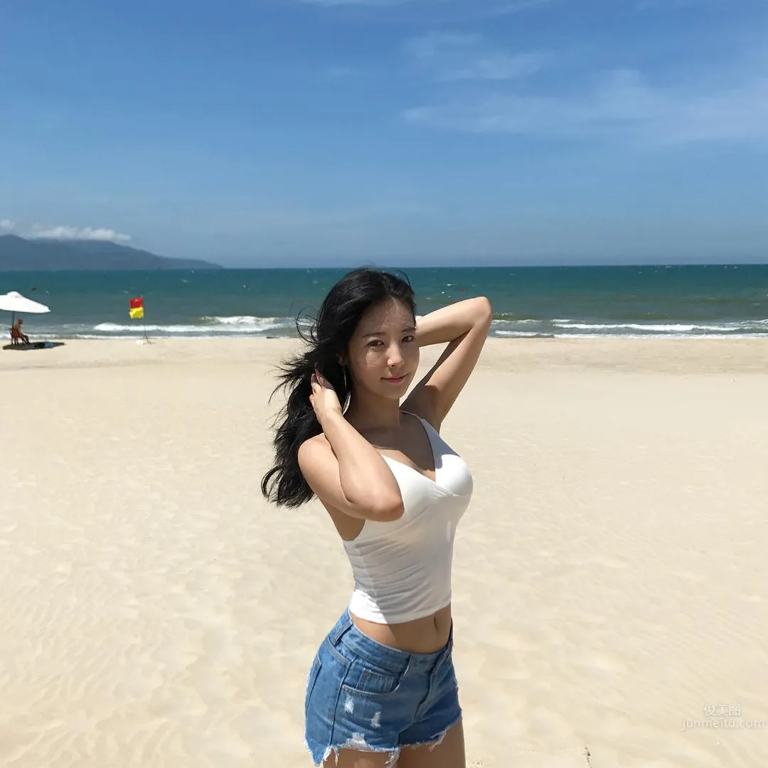 The Super Perfect Flower Arrangement Teacher Has Such a Great Figure! Showing Off a Bikini at the Beach Excites Netizens photo 23