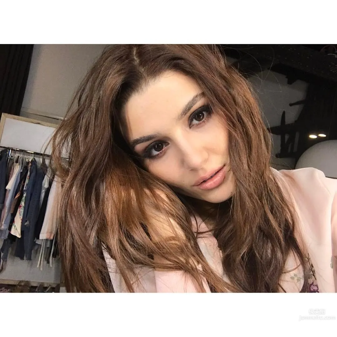 Hande Ercel: Photo Set 2024 photo 4