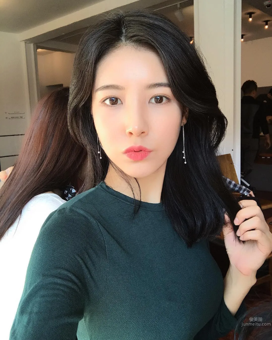 The Super Perfect Flower Arrangement Teacher Has Such a Great Figure! Showing Off a Bikini at the Beach Excites Netizens photo 47