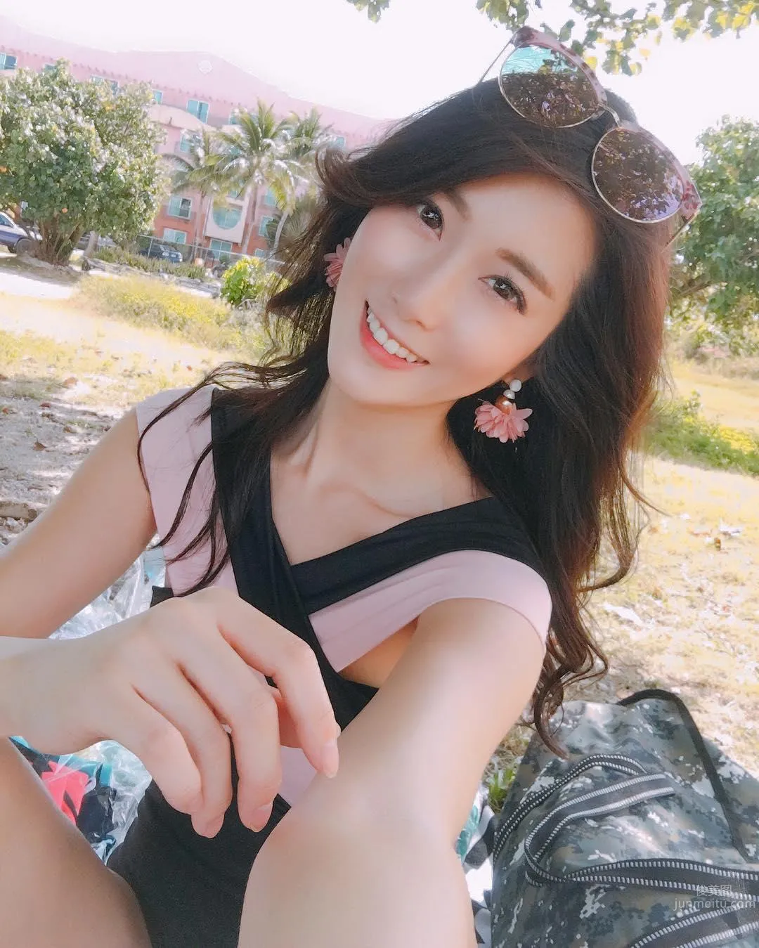 韓國正妹化身聖誕女郎 衣服緊貼形狀很明顯 4