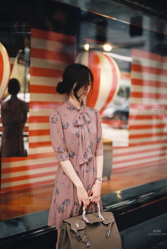 冷豔美人尹善英 洋裝美照惹人愛 4