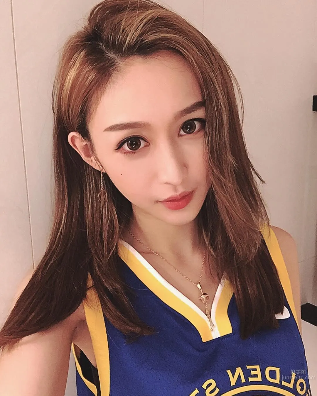 香港DJ樂宜LokYii 搶眼深溝辣到蹦出來 28