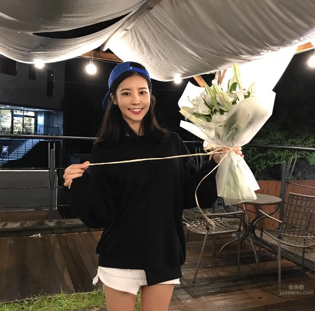 The Super Perfect Flower Arrangement Teacher Has Such a Great Figure! Showing Off a Bikini at the Beach Excites Netizens photo 42