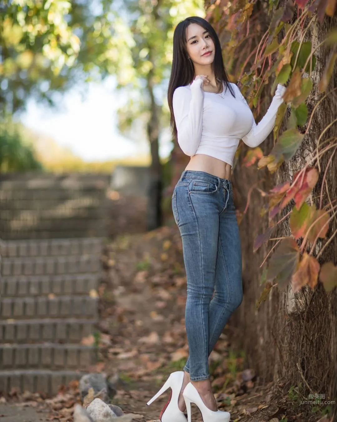 Korean Outdoor Model Kaendi, Wasp Waist and Curves, Perfect Figure photo 7