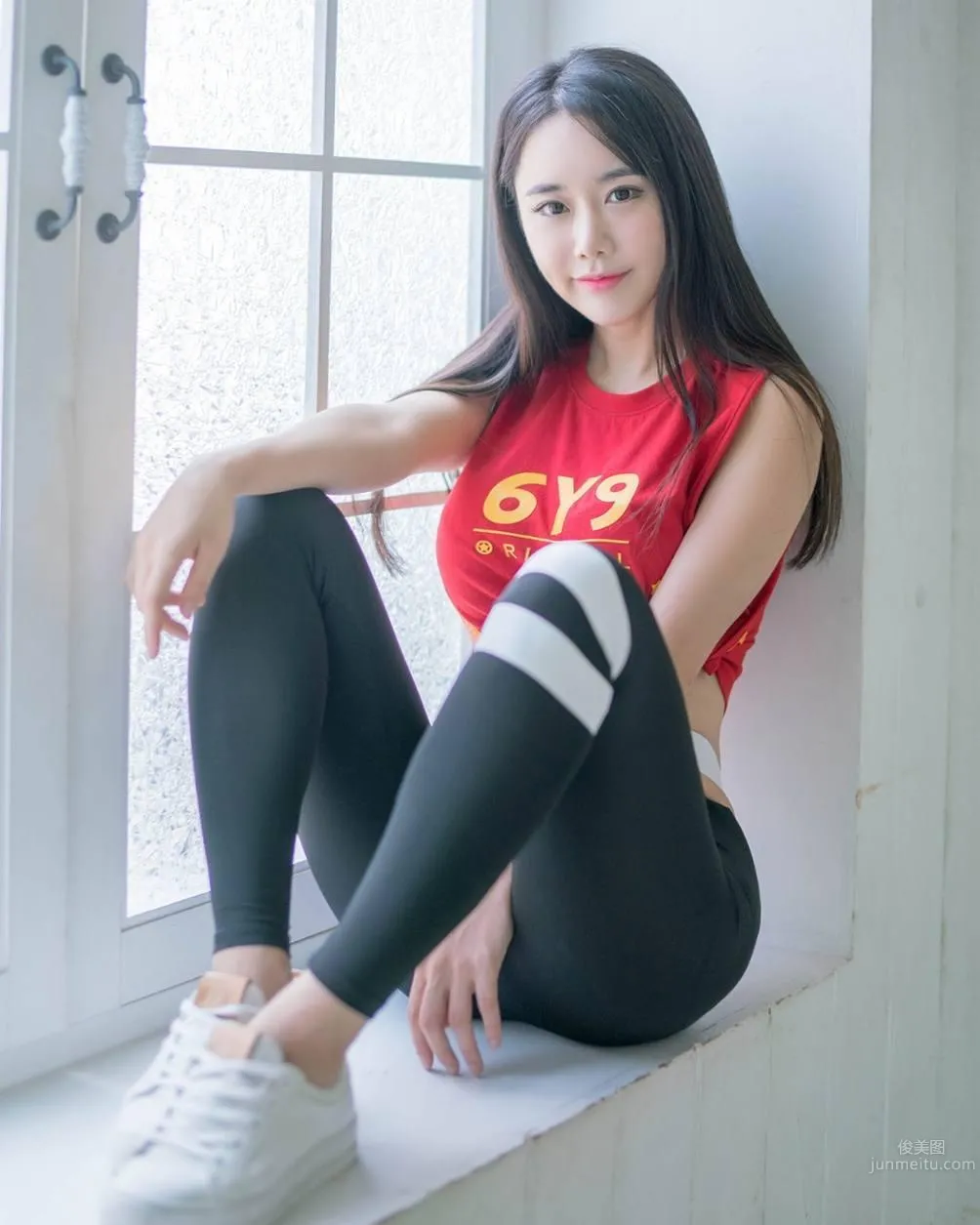 Korean Outdoor Model Kaendi, Wasp Waist and Curves, Perfect Figure photo 10