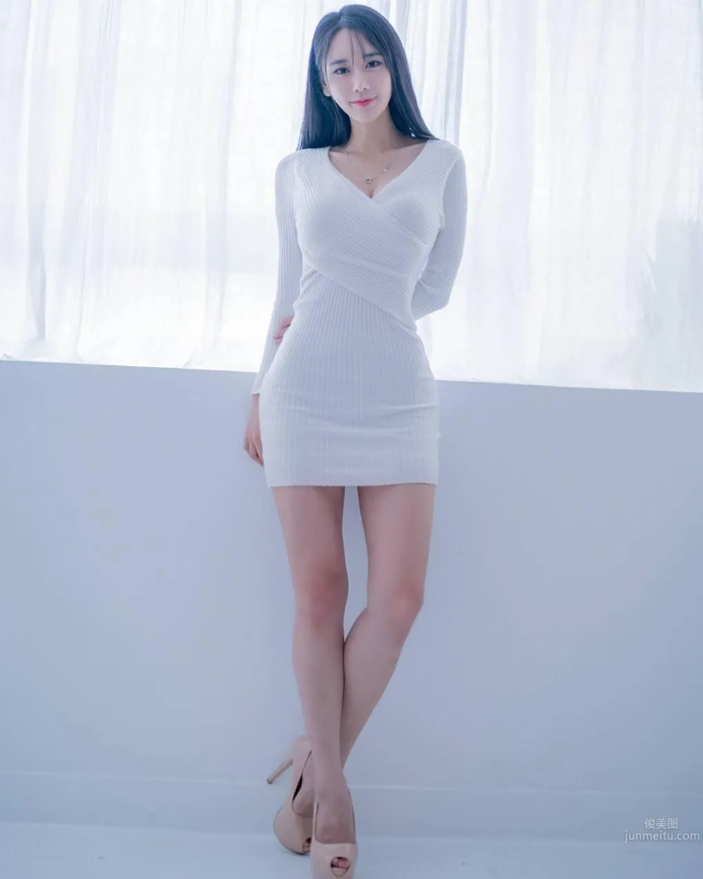 Korean Outdoor Model Kaendi, Wasp Waist and Curves, Perfect Figure photo 35