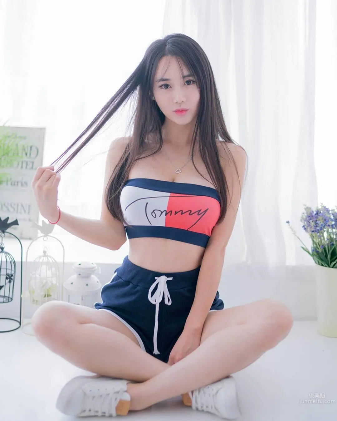 Korean Outdoor Model Kaendi, Wasp Waist and Curves, Perfect Figure photo 2