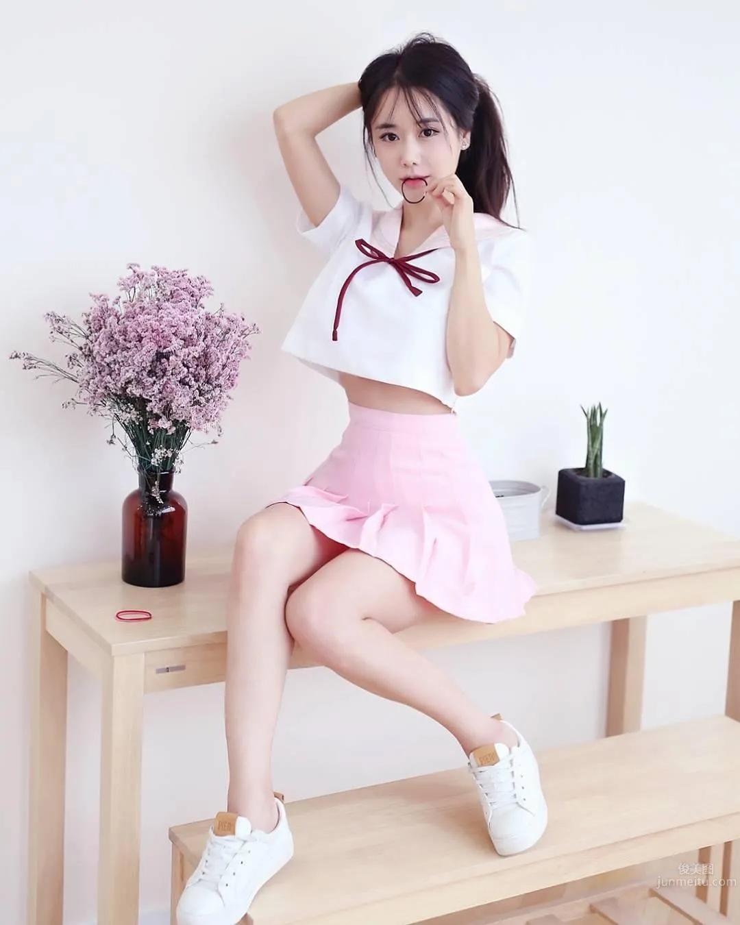 Korean Outdoor Model Kaendi, Wasp Waist and Curves, Perfect Figure photo 1