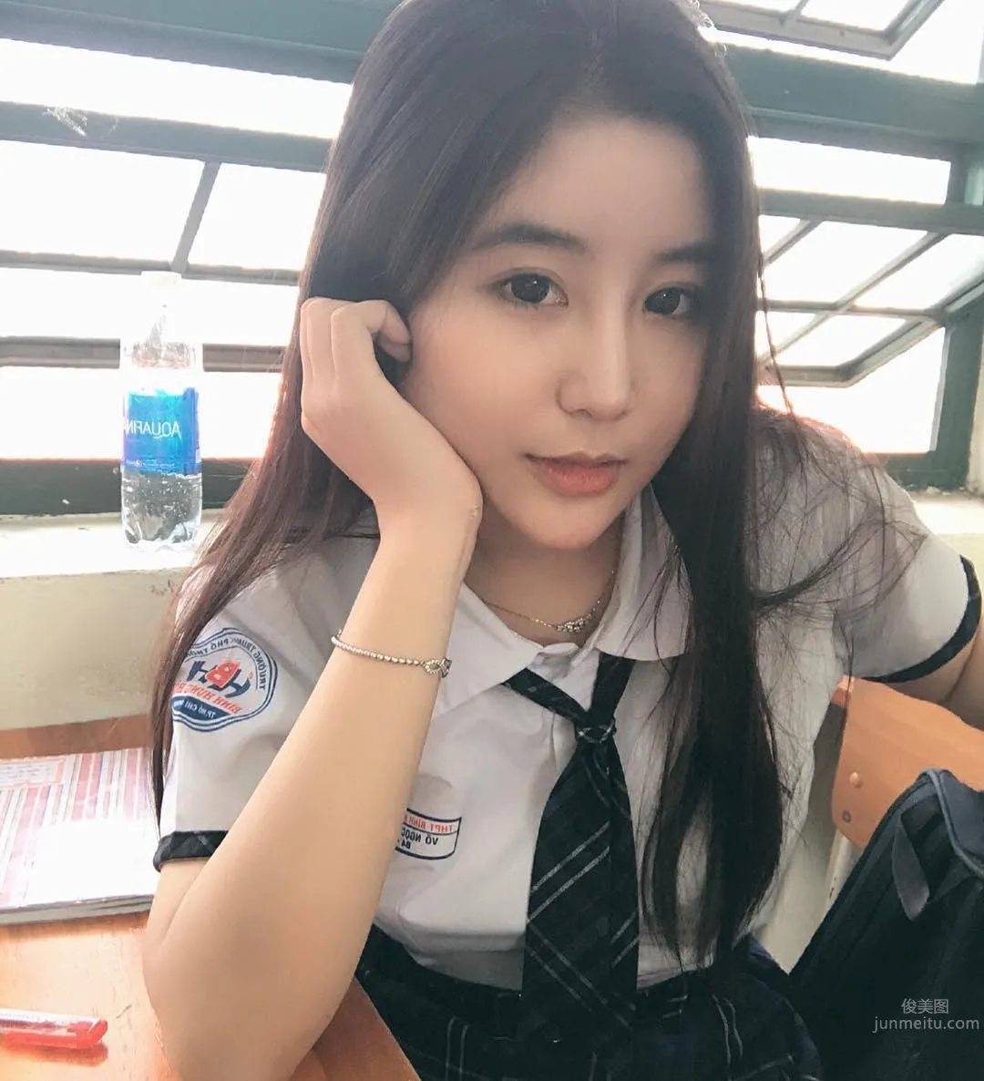 越南「零缺點女神」！16歲清純高中生，白白圓圓的好身材 8