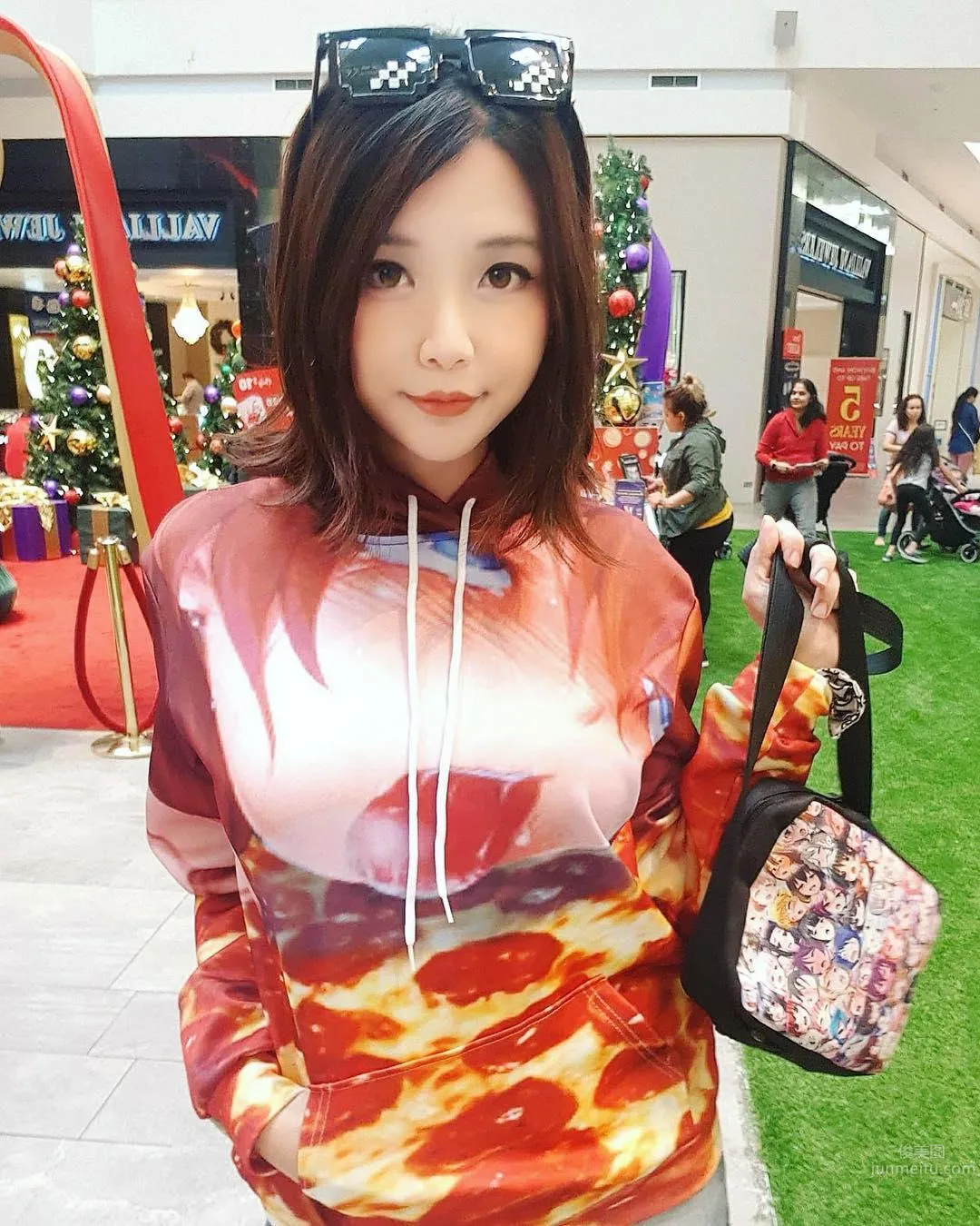 Video Game Beauty Hana Dinh, Do You Like This Figure? photo 32