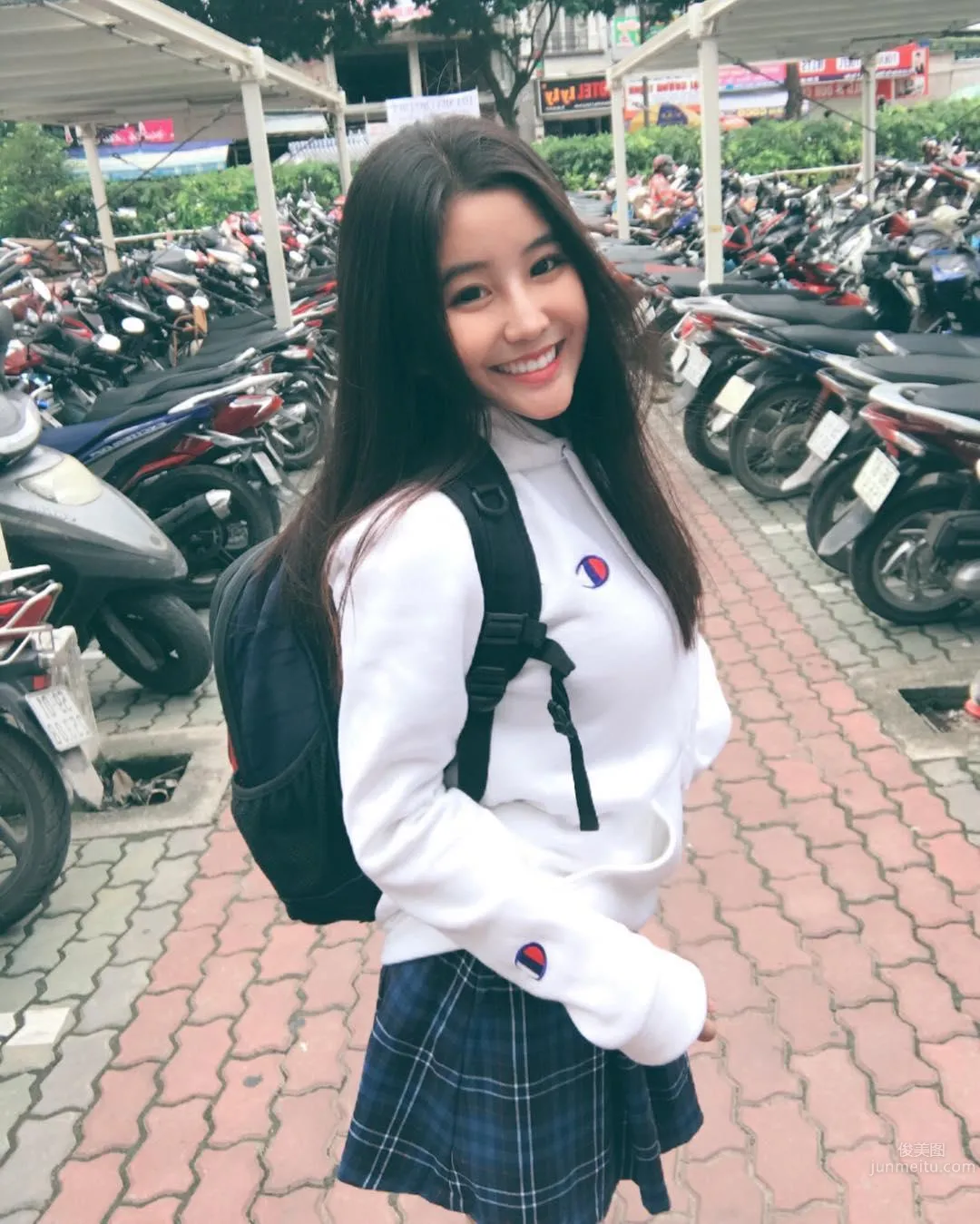 越南「零缺點女神」！16歲清純高中生，白白圓圓的好身材 13