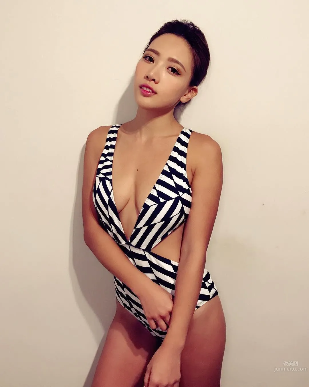 Chen Liling, Sporty Beauty Deep V All the Way Down photo 49