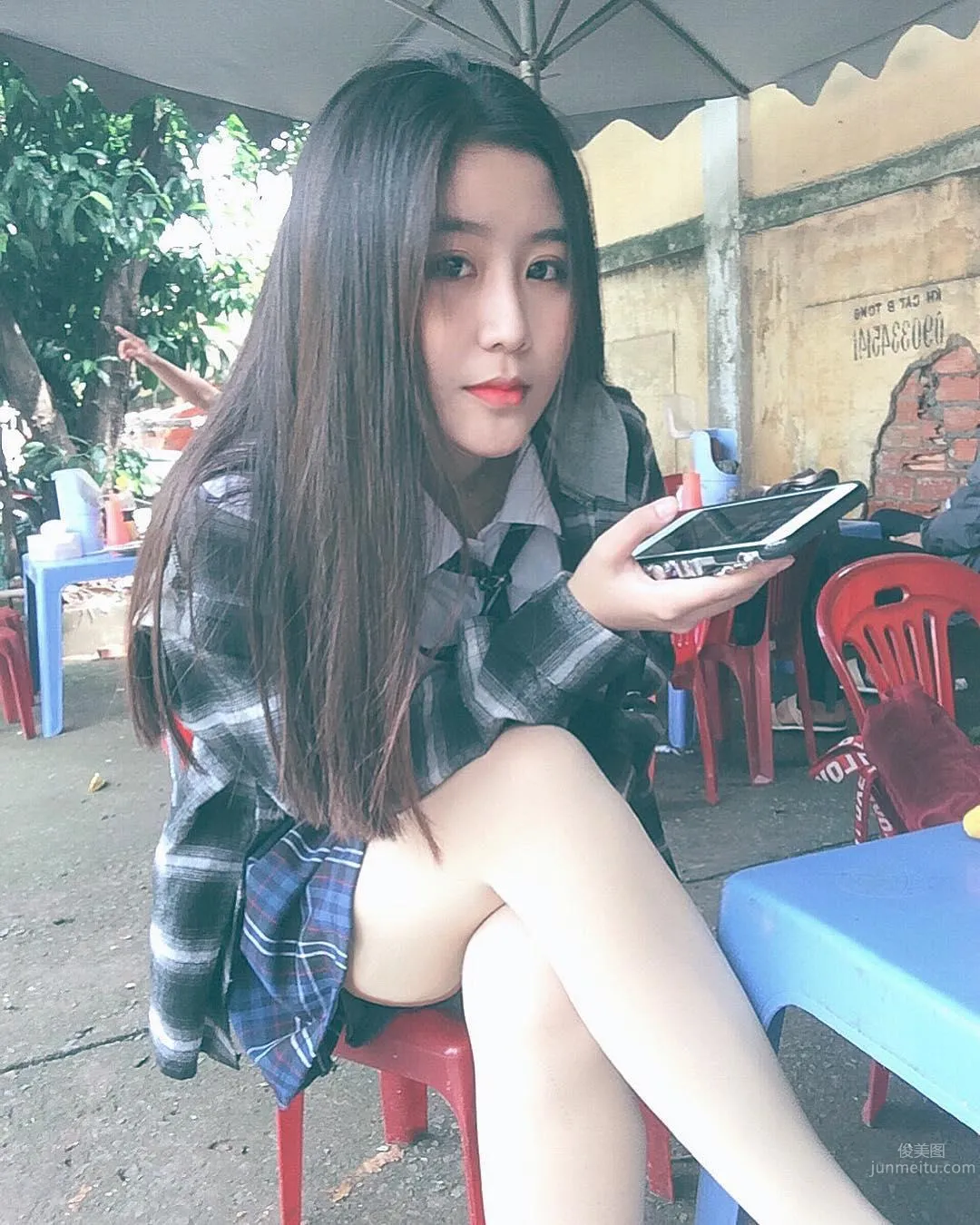 越南「零缺點女神」！16歲清純高中生，白白圓圓的好身材 6