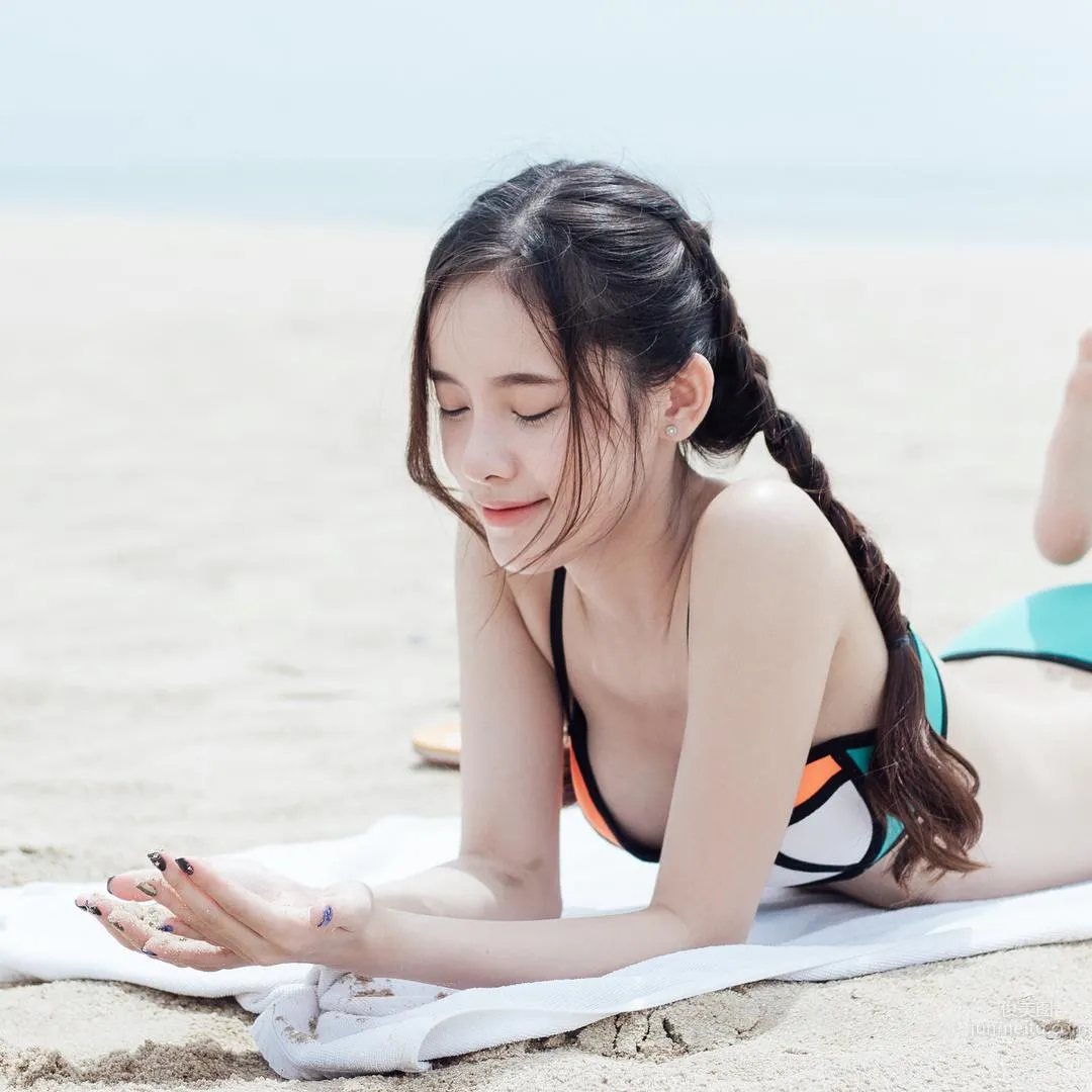 氣質空靈「鄰家正妹」讓人看出神了！白嫩大長腿太吸睛，天菜的完美标準！ 26