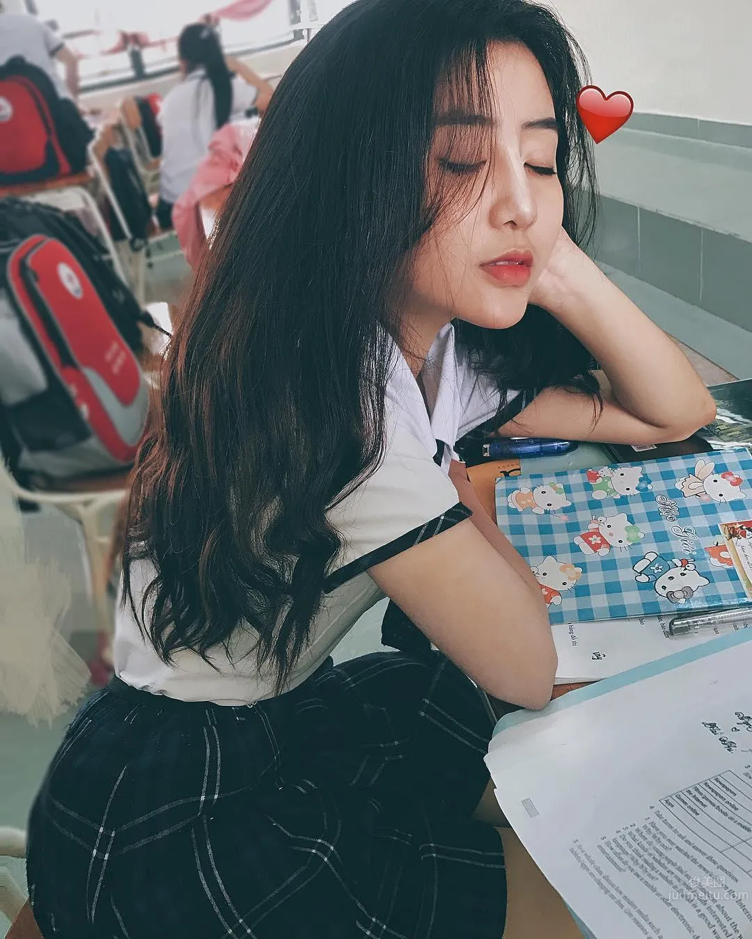 越南「零缺點女神」！16歲清純高中生，白白圓圓的好身材 17