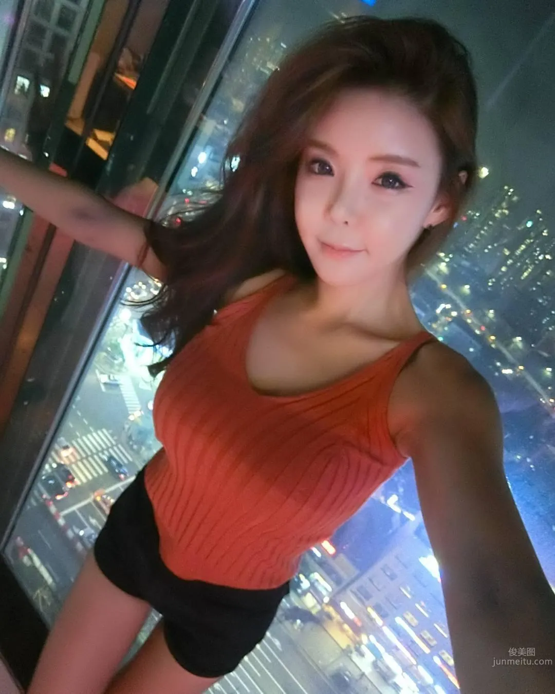 南韓妹子黃麗娅脾氣不好！性感比基尼大方來獻寶～ 24
