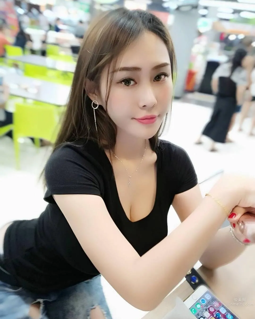 台灣I級豔後洪蓉 超震撼的事業線 32