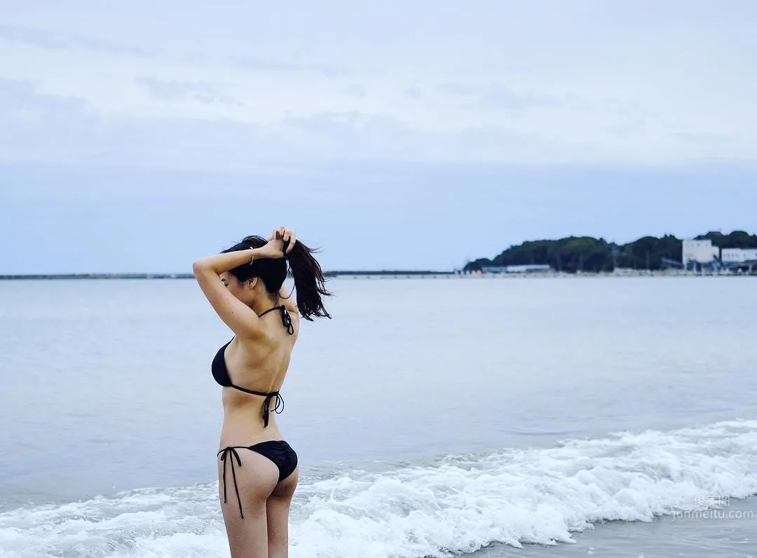 Elegant Beauty So Bold! Ample Figure Cannot Be Contained by Bikini photo 10