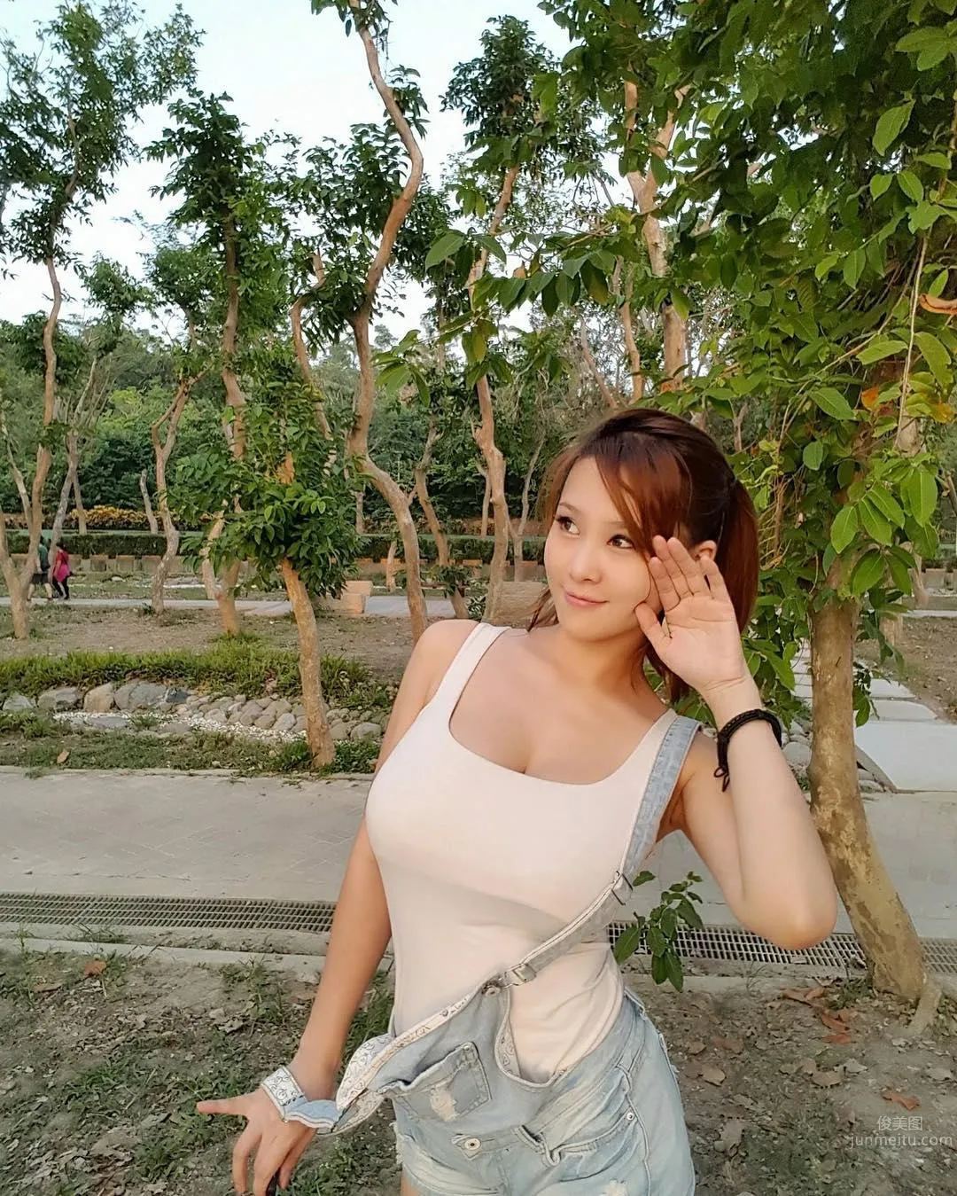 台灣I級豔後洪蓉 超震撼的事業線 3