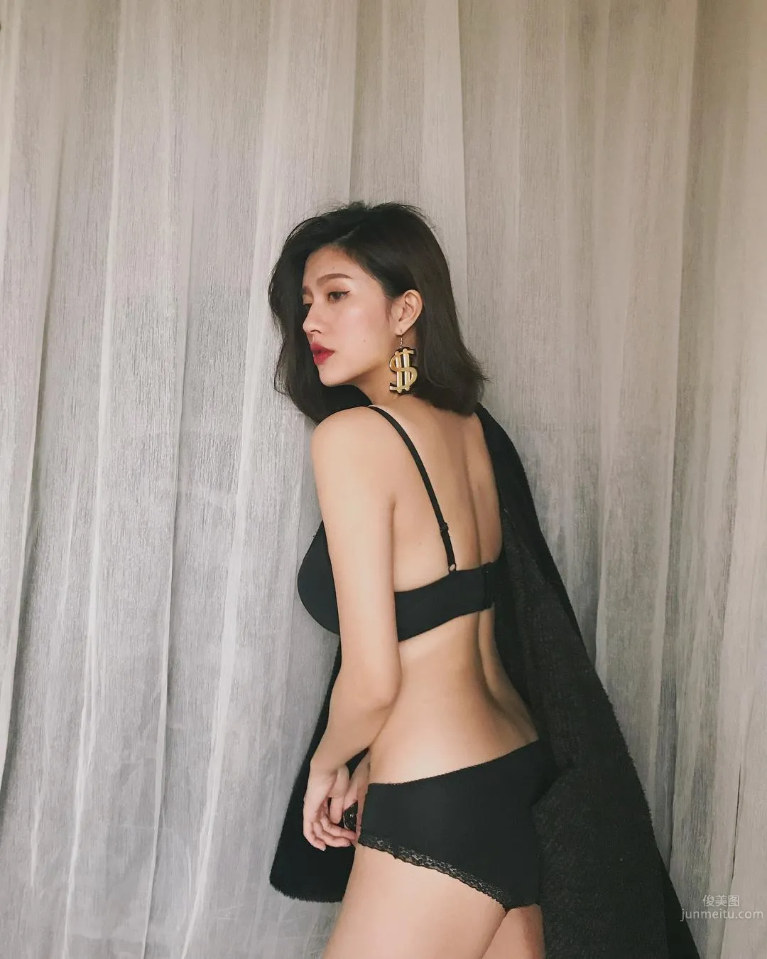 優質台灣正妹San珊珊 渾圓美胸比基尼下更白皙 4