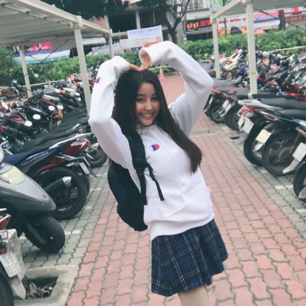 越南「零缺點女神」！16歲清純高中生，白白圓圓的好身材 11