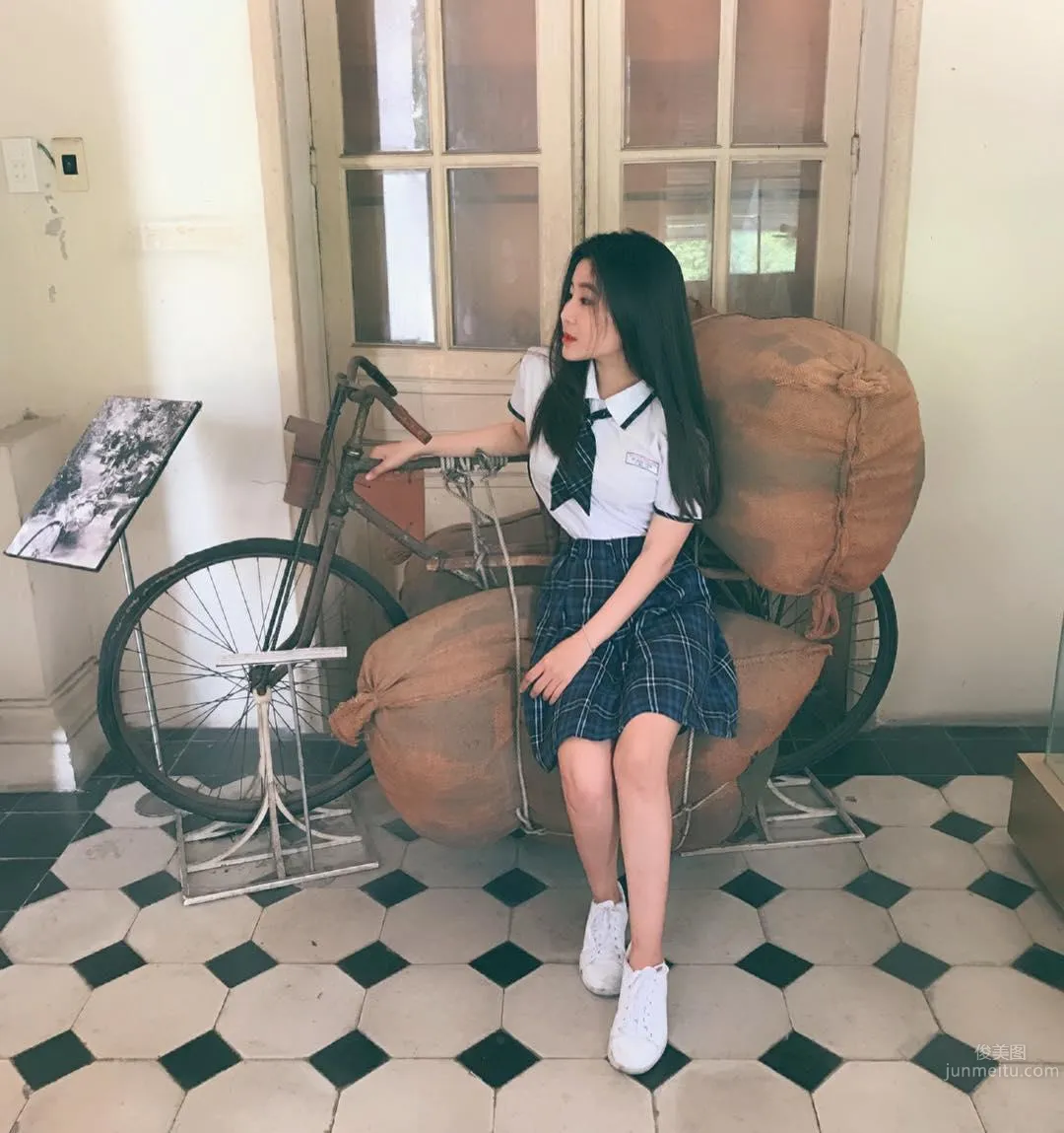 越南「零缺點女神」！16歲清純高中生，白白圓圓的好身材 12