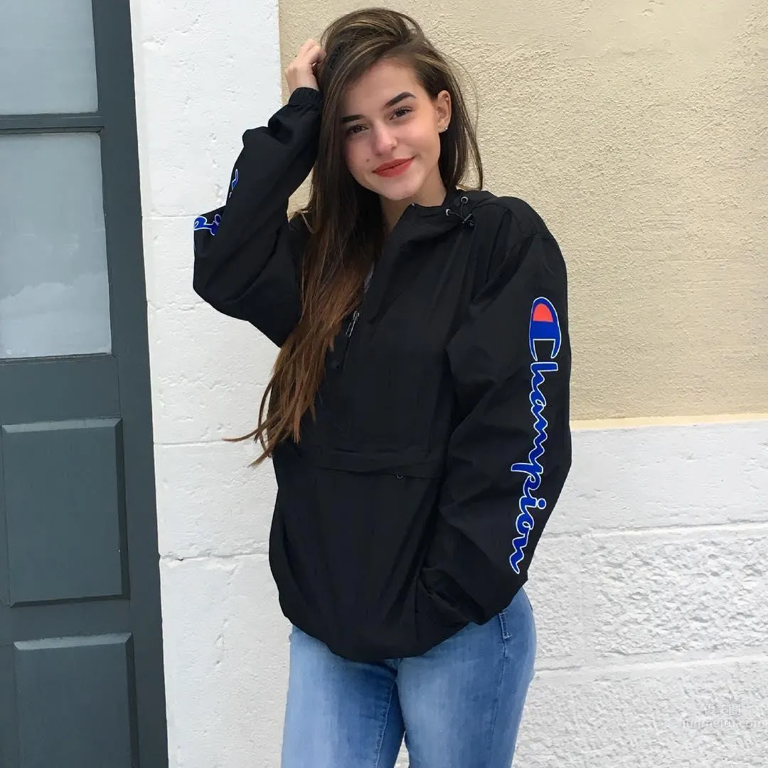 3 Million Fans! 17-Year-Old French Dynamic Beauty Lea Elui photo 8