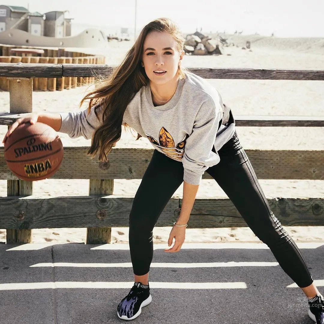 Rachel DeMita- 顔藝俱佳的美女籃球主播 10