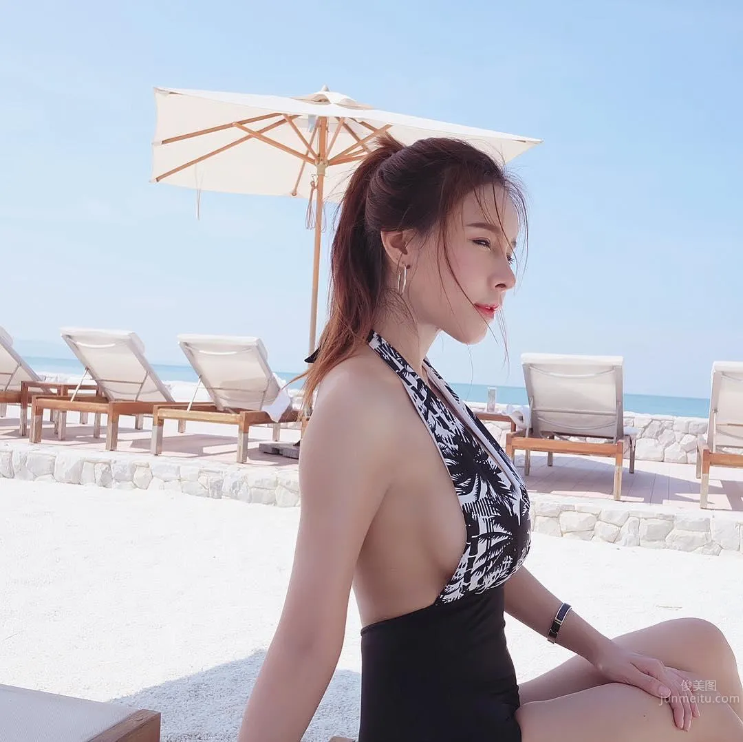 Bangkok Beauty Skykikijung Opens Up Down the Middle, Fans Worship photo 39