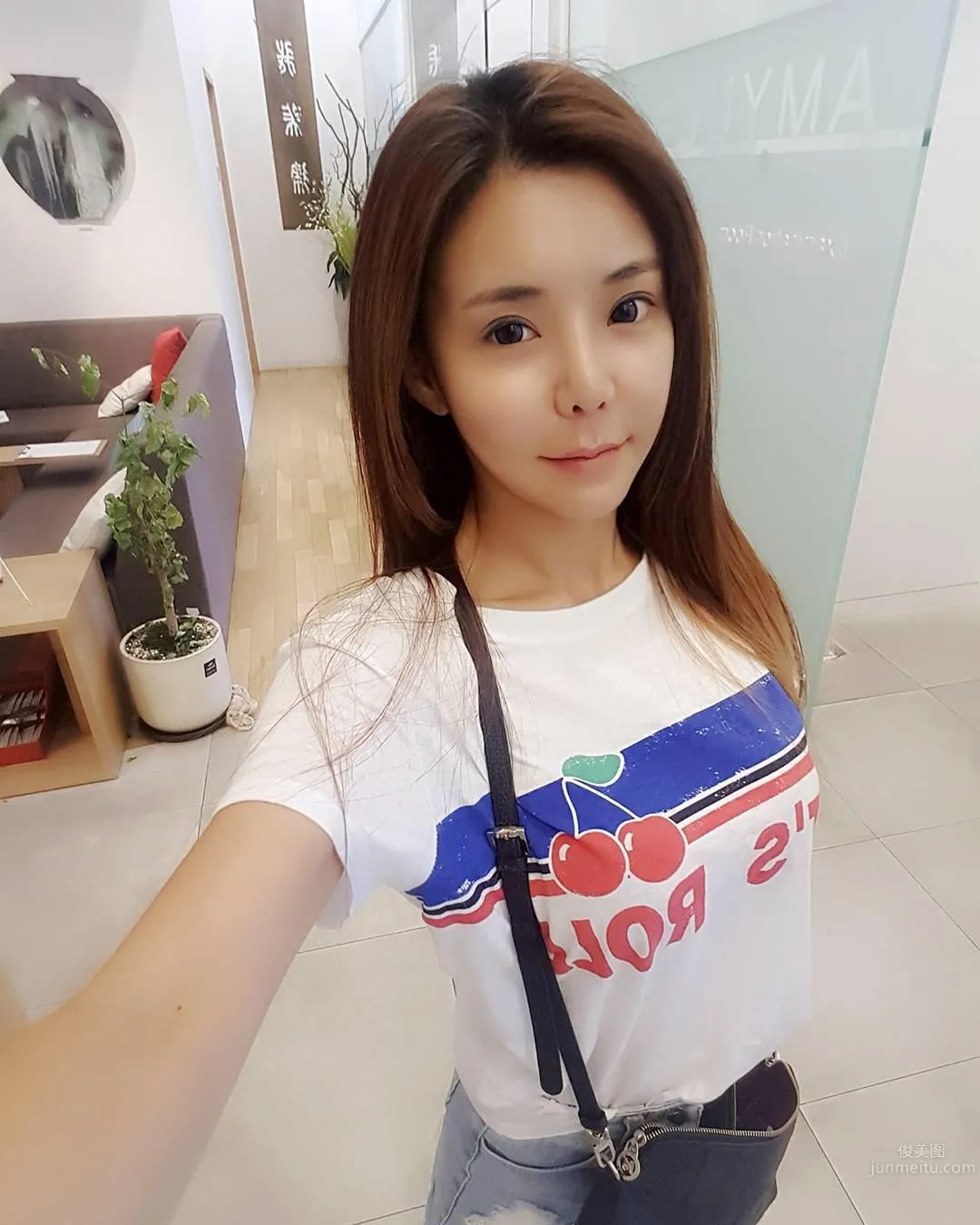 南韓妹子黃麗娅脾氣不好！性感比基尼大方來獻寶～ 11