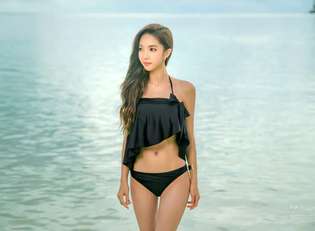 Park Soo Yeon - 2017 Swimwear Series Set Five photo 3