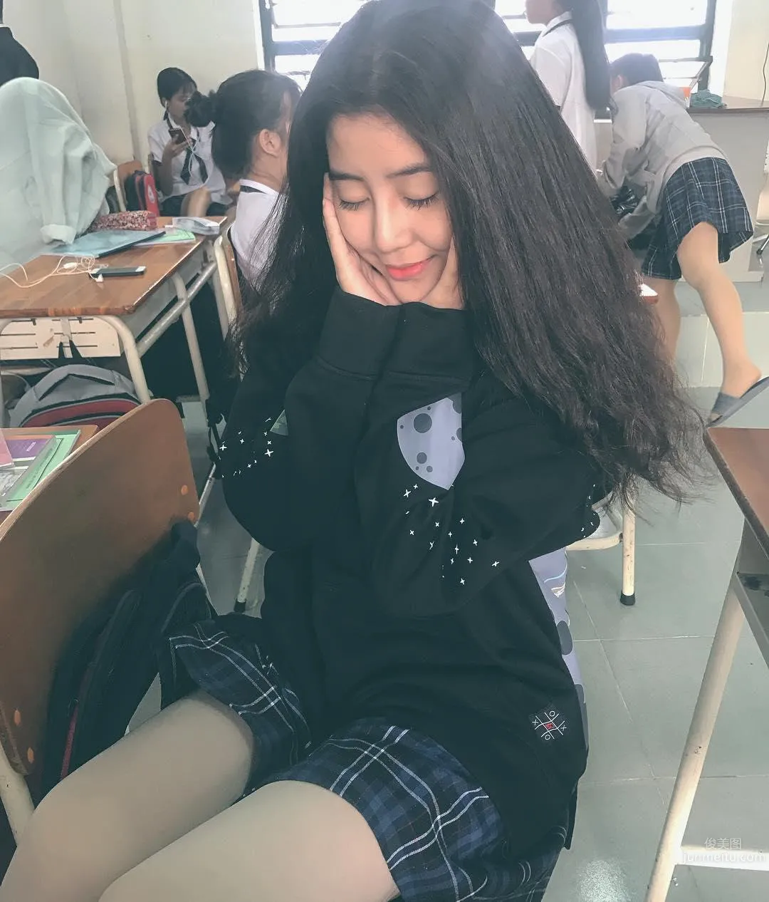 越南「零缺點女神」！16歲清純高中生，白白圓圓的好身材 19
