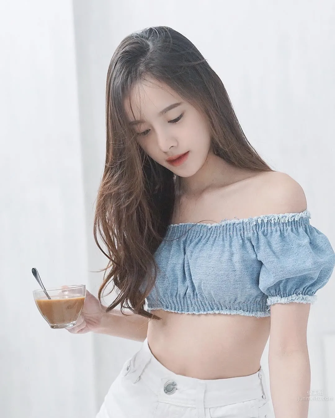 氣質空靈「鄰家正妹」讓人看出神了！白嫩大長腿太吸睛，天菜的完美标準！ 33