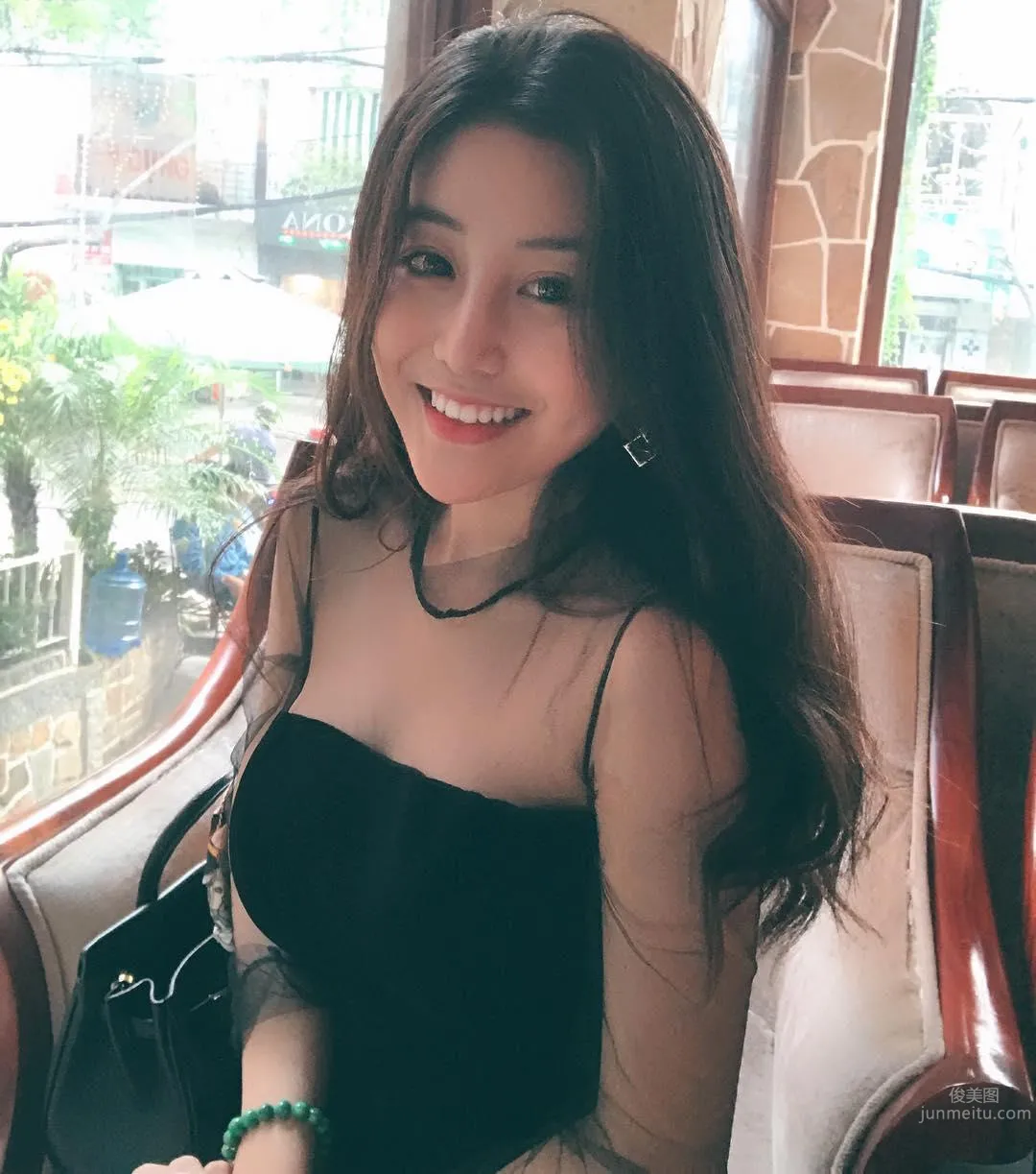 越南「零缺點女神」！16歲清純高中生，白白圓圓的好身材 20