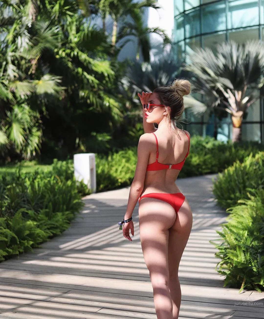 What a Honey Curves! Bikini Clings to Front and Back S Curves photo 27