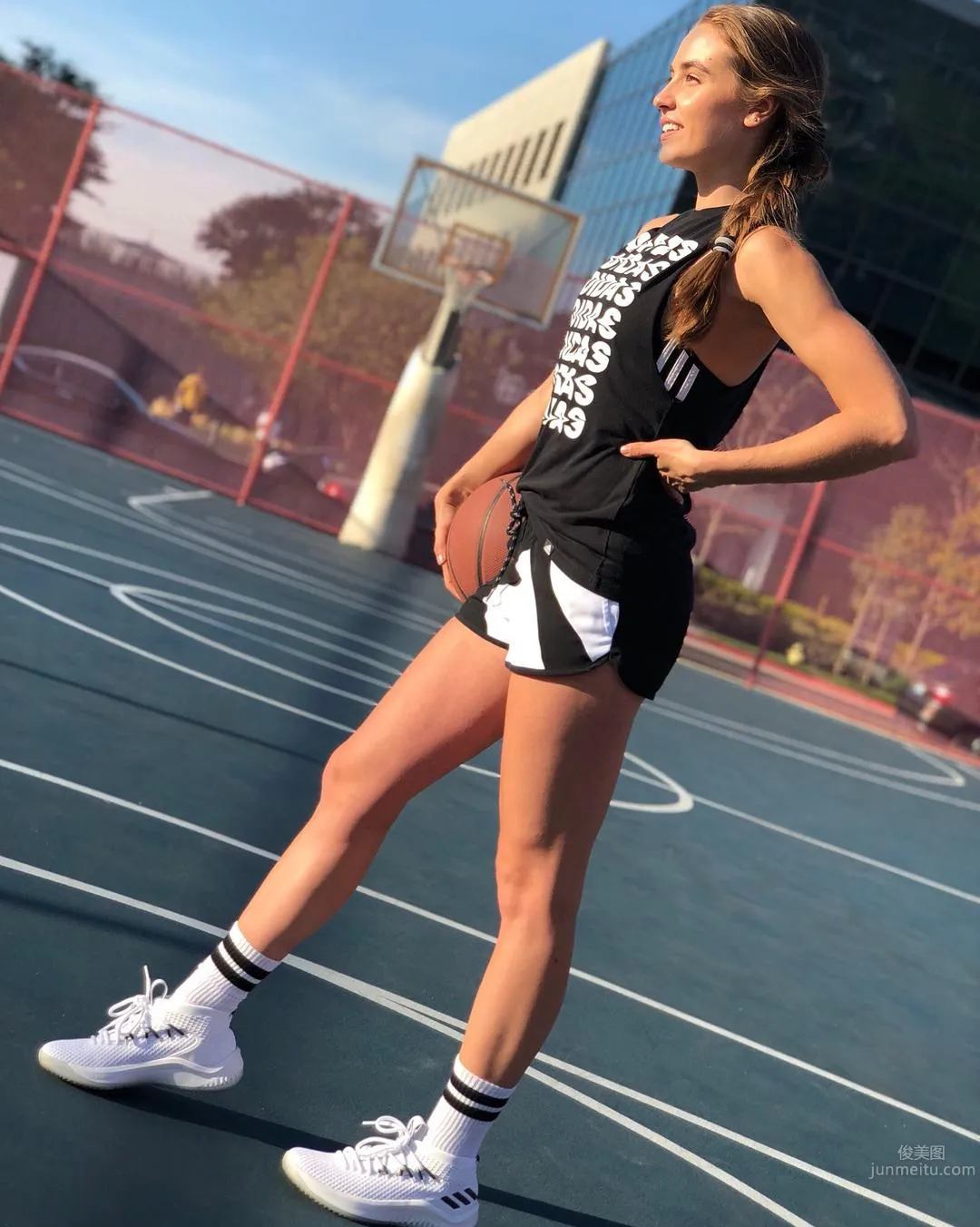 Rachel DeMita- 顔藝俱佳的美女籃球主播 41