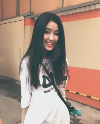 越南「零缺點女神」！16歲清純高中生，白白圓圓的好身材