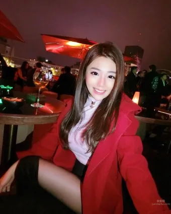 Lynna Lin- 強大反差萌！超萌小甜心擁「深溝長腿」