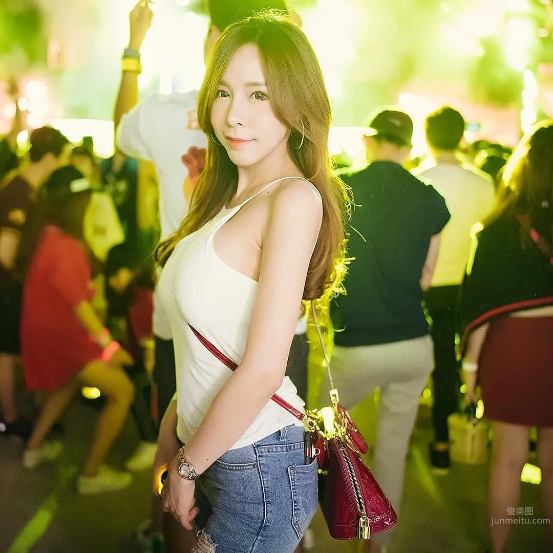 Bangkok Beauty Skykikijung Opens Up Down the Middle, Fans Worship photo 46